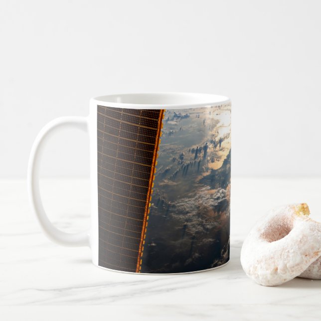 Sunglint Beams av Celebes Sea i Sydostasien Kaffemugg (Med munk)