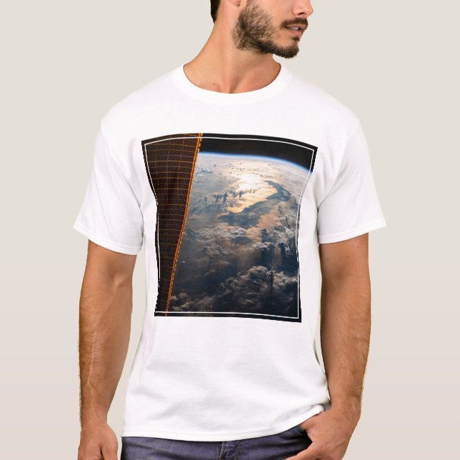 Sunglint Beams av Celebes Sea i Sydostasien T Shirt (Framsida)