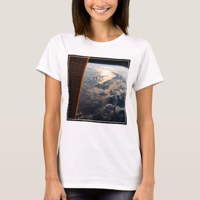 Sunglint Beams av Celebes Sea i Sydostasien T Shirt (Framsida)