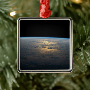 Sunglint Beams från en delvis grumlig södra Stilla Julgransprydnad Metall