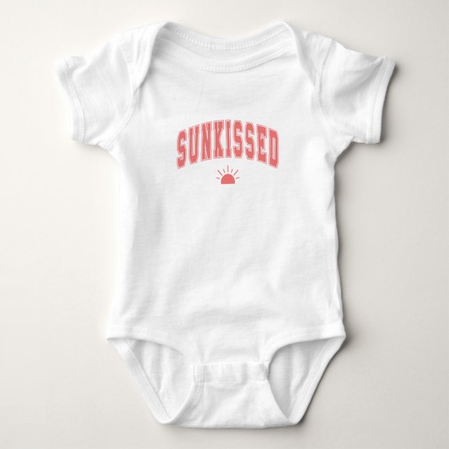Sunkissed Varsity Sommar Typografi T Shirt (Framsida)