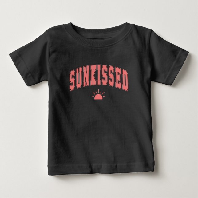 Sunkissed Varsity Summer Typography T Shirt (Framsida)