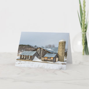 Sunlit Barns and Silos in Winter Kort