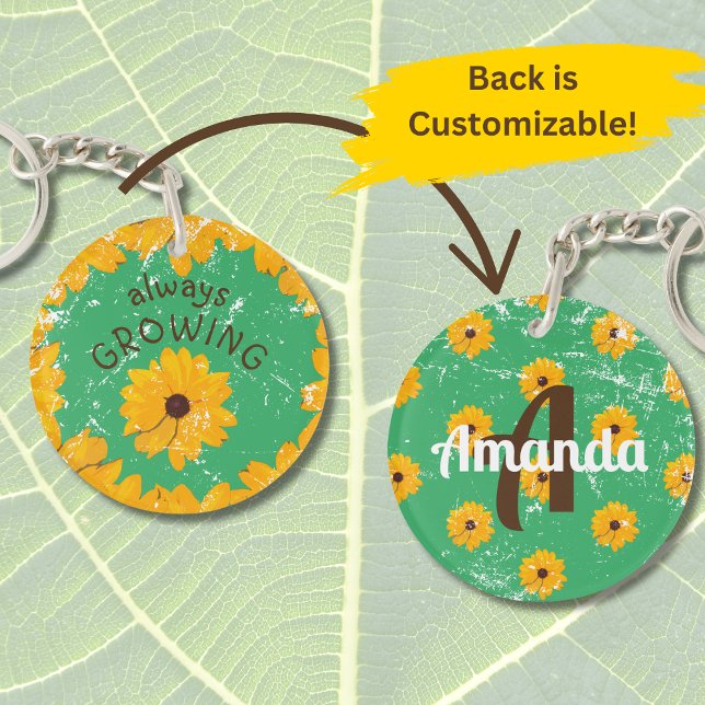 Sunny Gult Flower Wore-look för akrylisk nyckelked (A pretty yellow flower on a "distressed" green keychain is customizable with name and initial.)