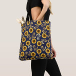 Sunny Gult Guld Solblommor Löv Mönster Tygkasse<br><div class="desc">Blommönstret elegant och chic är en perfekt för sommarsäsongen. Det har en gult och en bruna vattenfärg som målas solrosblomma mönster med faux tryckt guld på löv ovanpå en enkel marin blå bakgrund. Det här är trendig, land och modernt. ***VIKTIG DESIGN-ANMÄRKNING: Om du vill ha en anpassad design-begäran, t.ex. matchande...</div>