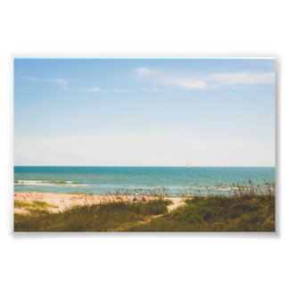 Sunny Ocean View med Beach Umbrella och Sailboat-b Fototryck