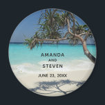Sunny Tropical Beach Ocean Paradise Bröllop Magnet<br><div class="desc">En bröllop-magnet med ett vackert soligt foto. Turkos tropiska blå havets vatten,  med vit sandstrand. Ett solo tropiskt träd är ett fint ställe som kan slappna av och njuta av denna sceniska idylliska plats.</div>