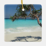 Sunny Tropical Beach Ocean Paradise Julgransprydnad Keramik<br><div class="desc">Ett prydnadsföremål med ett vackert soligt fotografi. Turkos tropiska blå havets vatten,  med vit sandstrand. Ett solo tropiskt träd är ett fint ställe som kan slappna av och njuta av denna sceniska idylliska plats.</div>