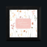 Sunny Wildbloms Bröllop Rosa ID1023 Minnesask<br><div class="desc">Den här chic bröllop-svit med den varma soliga färg-paletten, handskrivet skript och känsliga vildblomsarrangemang har ett tidlöst och sofistikerat utseende som imponerar på dina gäster och gör din speciella dag oförglömlig. Den här presentrutan för någon av bridens bröllopsfest medlemmar visas här på vitt med mejeriblommor mönster och rosa som tillval...</div>