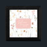 Sunny Wildbloms Bröllop Rosa ID1023 Minnesask<br><div class="desc">Den här chic bröllop-svit med den varma soliga färg-paletten, handskrivet skript och känsliga vildblomsarrangemang har ett tidlöst och sofistikerat utseende som imponerar på dina gäster och gör din speciella dag oförglömlig. Den här presentrutan för någon av bridens bröllopsfest medlemmar visas här på vitt med mejeriblommor mönster och rosa som tillval...</div>