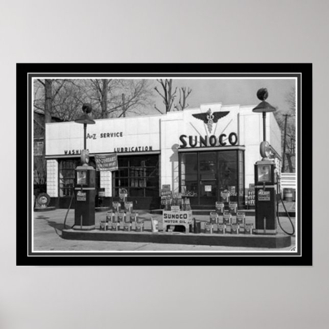Sunoco Gas Station Black & White Print 13 x 19 Poster (Framsidan)