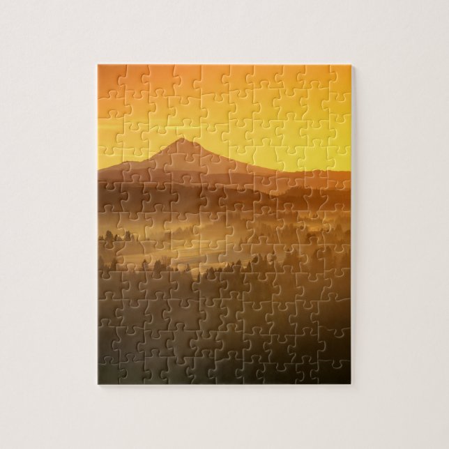 Sunrise-orangen färger dimman i dalen i pussel (Vertikal)