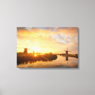 Sunrise över vindkraftverk och en flod i Holland Canvastryck