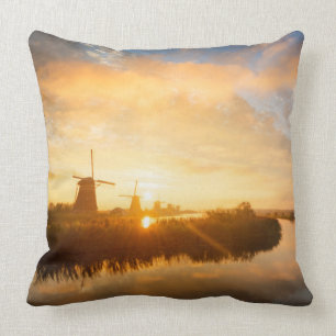 Sunrise över vindkraftverk och en flod i Holland Kudde