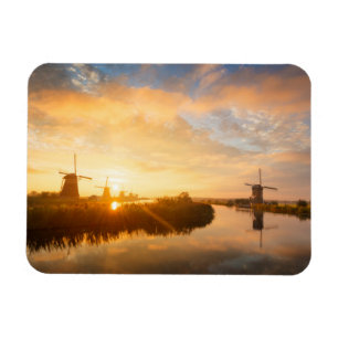 Sunrise över vindkraftverk och en flod i Holland Magnet