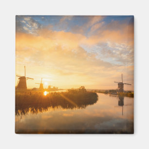 Sunrise över vindkraftverk och en flod i Holland Magnet