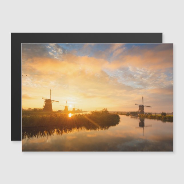 Sunrise över vindkraftverk och en flod i Holland Magnetisk Inbjudningskort (Fram/baksida)
