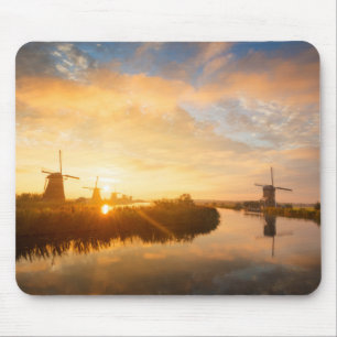 Sunrise över vindkraftverk och en flod i Holland Musmatta