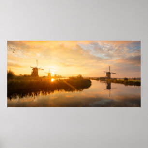 Sunrise över vindkraftverk och en flod i Holland Poster