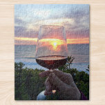 Sunset Aperitif Pussel<br><div class="desc">Säg Cheers till solnedgången och dina vänner! Den här pusslet har en solnedgång på Fransken kusten som ses genom ett glas rött vin. Santé</div>