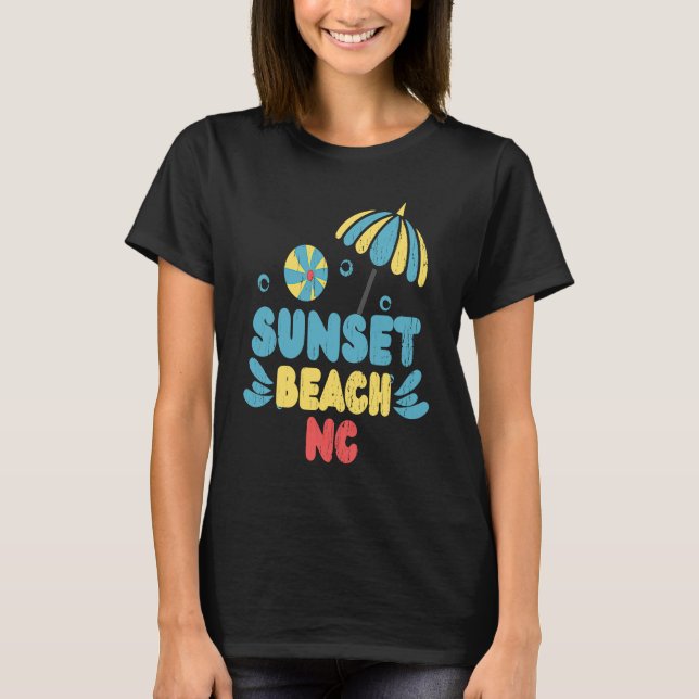 Sunset Beach NC Summertime Vacationing Beachball T Shirt (Framsida)