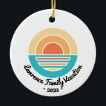 Sunset Beach Vacation Retro Reunion Cruise Resa Julgransprydnad Keramik<br><div class="desc">Minneshögtid din familj resa till en strand,  sjö eller en tropisk ö med en personlig ornament med ditt namn och resa-år.</div>