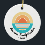 Sunset Beach Vacation Retro Reunion Cruise Resa Julgransprydnad Keramik<br><div class="desc">Minneshögtid din familj resa till en strand,  sjö eller en tropisk ö med en personlig ornament med ditt namn och resa-år.</div>