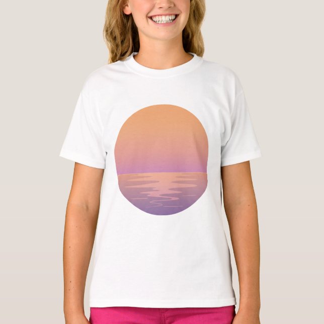 Sunset Beach Vibes – Minimalist Summer T-Shirt (Framsida)
