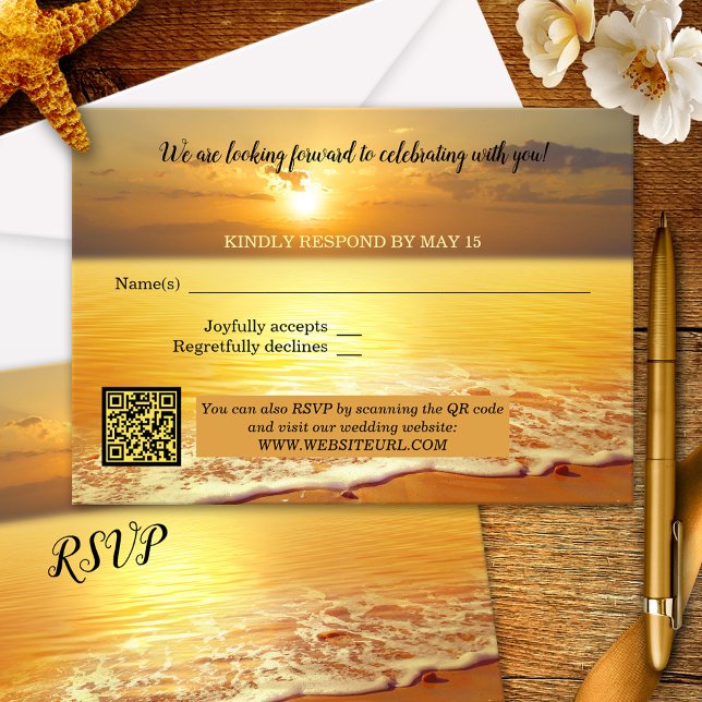 Sunset Beach Wedding OSA kort (RSVP card featuring a painting of the beach at sunset in warm yellow orange colors - with QR code )