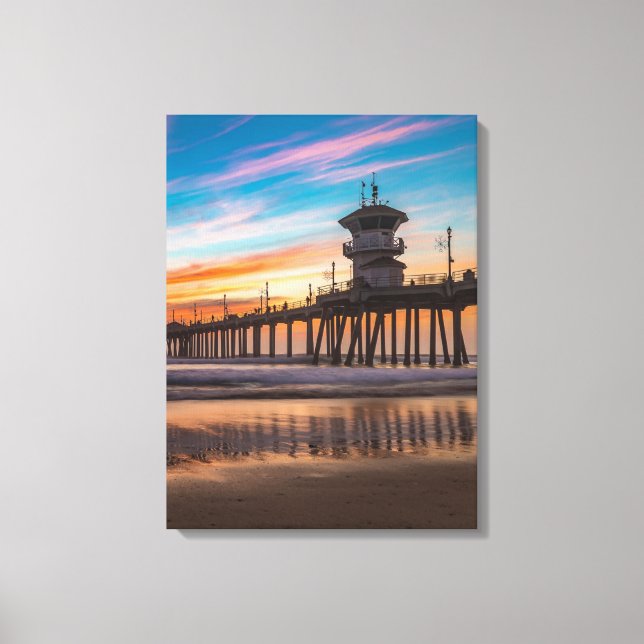 Sunset by the Huntington Beach Pier in California Canvastryck (Framsida)