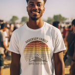 Sunset Family Reunion Anpassningsbar Mountains Roa T Shirt<br><div class="desc">Denna vintage av orangen i coola över rocky mountains i naturen gör en underbar bild av en uppsättning anpassade t-shirts för familjeåterförening, landsväg resa eller sommarsemester. Minneshögtidlighålla din helgdag-vecka med matchande garantier för mamma, pappa, bror och syster. Lägg bara till ditt eget efternamn och året med vår anpassning till verktyg....</div>