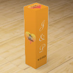Sunset Hearts Orange Bröllop Presentask För Vinflaska<br><div class="desc">Mr och Mrs är skrivna på båda sidor inuti romantiska solnedgångshjärtor i skuggor av gyllene gulter, orange till rosa hues på sidorna. Färsk orange, bakgrund färg. Anpassa Bride and Grooms First Namn Monogrammed Initialer i elegantens vita skript på framsidan. Uppifrån har texten, Kärlek Namn (för in Bride och Grooms efternamn)....</div>