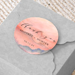 Sunset Mountain Tack Bröllop Runt Klistermärke<br><div class="desc">Njut av den här solnedgångna bergskalligrafin tack för ditt klistermärke med namn och dagen.</div>