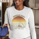 Sunset Mountains Anpassningsbar Road Resa Långärma T Shirt<br><div class="desc">Denna vintage av orangen i coola över rocky mountains i naturen gör en underbar bild av en uppsättning anpassade t-shirts för långärmad för familjeåterförening, landsväg resa eller sommarsemester. Minneshögtidlighålla din helgdag-vecka med matchande garantier för mamma, pappa, bror och syster. Lägg bara till ditt eget efternamn och året med vår anpassning...</div>