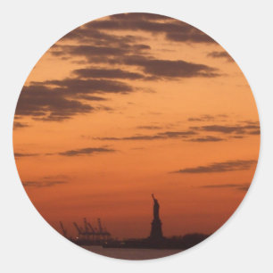 Sunset New York Harbour och Frihetsgudinnan USA Runt Klistermärke