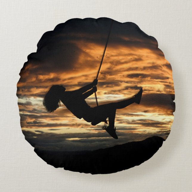 Sunset Silhouette of Girl on Swing Rund Kudde (Framsidan)