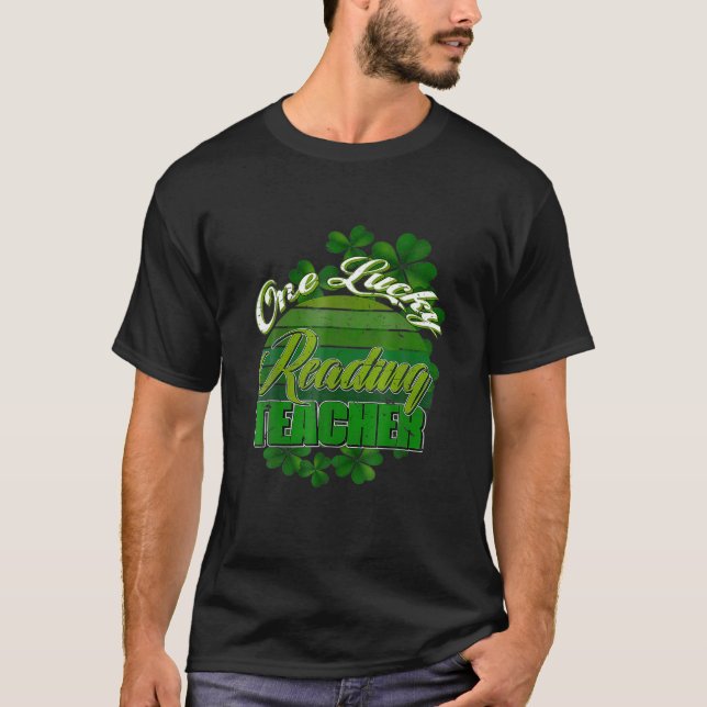 Sunset St Patrick's Day One Lucky Reading Teacher T Shirt (Framsida)