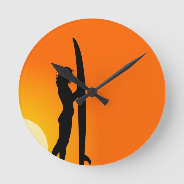 Sunset Surfer Girl med surfboard Rund Klocka (Framsida)