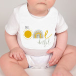 Sunshine Rainbow First Birthday Onederful Hakklapp<br><div class="desc">Den första födelsedagspressbibben har en kantig pastellblått och senapsregnbåge med komplimang till sol och ett elegant-typsnitt. Det här är perfektens födelsedag för din bohemi,  sommar eller trädgård firande.</div>