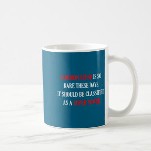 Sunt förnuft är så sällsynt roligt sarkastiskt kaffemugg