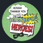 Super Hero Comic Strip Mask Kids Birthday Stickers Runt Klistermärke<br><div class="desc">De moderna superhjältarna tackar dig för att du klistrar med ett tema för tecknad och ditt barn namn och budskap. Underbar för att hålla fast vid födelsedagsfest påsar så att dina barnvänner kan ta sig hem!</div>