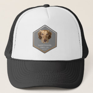 Superblonde på en hatt keps