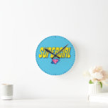 Supergirl Pop-logotyp Rund Klocka<br><div class="desc">Kolla in denna Supergirl superpop-logotyp!</div>