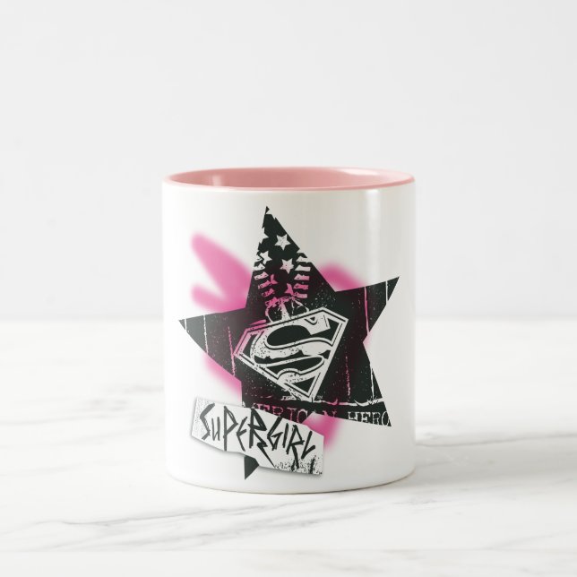 Supergirl Rosa Spray Paint Star Två-Tonad Mugg (Center)