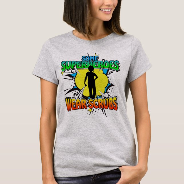 Superhjälte Nurse Några Superheroes Bära Scrubs T- T Shirt (Framsida)
