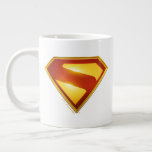 Superman Golden S Shield Brilliance Jumbo Mugg<br><div class="desc">Skina upp med den legendariska hoppsymbolen! Den här fantastiska designen har den ikoniska Superman "S"-skölden som återges i strålande guld och djup svärta, som ger en heroisk intensitet mot en fetblå bakgrund. Den eleganta metallövertoningen för avsluta och rik färg är ge en symbol för ett mäktigt, modernt kant - perfekt...</div>