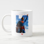 Superman Kolla upp Pose Jumbo Mugg<br><div class="desc">Känn supermans kraft och hopp med den här slående biografdesignen stil! Med stålmannen som med tillförsikt höjer sitt fäste mot himmel, är den här teckningen lagrad över det fetstilta typografiska meddelandet "LOOK UP" - vilket påminner oss alla om att sikta högre. Utformningen blandar rent modernt linjer med en episk superhjälteinställning,...</div>