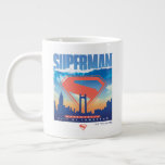 Superman Metropolis Skyline Jumbo Mugg<br><div class="desc">Gå in i "Morgondagens stad" med den här svidande supermanshyllningen med den ikoniska metallropolskylinen vid solnedgången. En glödande röd "S"-sköld svävar djärvt över citysslet, understödd av en drömmande himmel av mjuka orangar, blåsor och stjärnbelysta moln. Den pappra effekten överst lägger till en coola i lager struktur, medan det feta "SUPERMAN"-tecknet...</div>