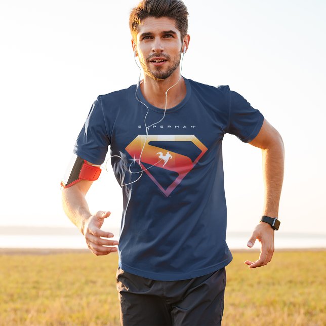 Superman Sköld Solnedgångs Soar T Shirt (Person wearing t-shirt)
