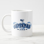 Superman tvärs över jorden jumbo mugg<br><div class="desc">Firar Supermans globala arv med denna djärva, minimalistiska design som sträcker sig över hela världen! Med en trio av jordsilhuetter i coolans blå nyanser visningar den här teckningen stolt Superman namn över mitten, med den klassiska S-skölden över. Uttrycket "TITTA UPP I HIMMEL" kompletterar utformningen och upprepar det tidslösa samtalet om...</div>
